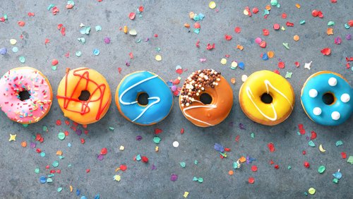 Reihe von sehr schönen bunten Donuts