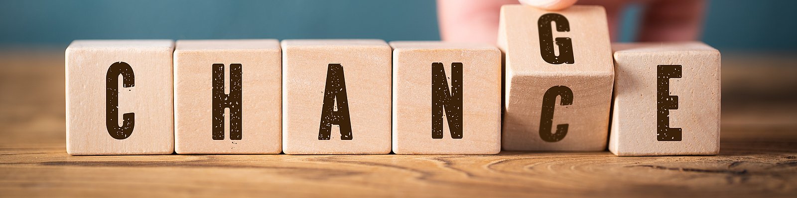 bei Würfeln ändert eine Hand das Wort von CHANGE zu CHANCE