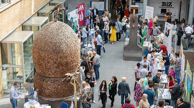 Menschen von oben fotografiert, die Messestände besuchen