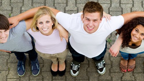 Fünf junge Menschen von oben fotografiert