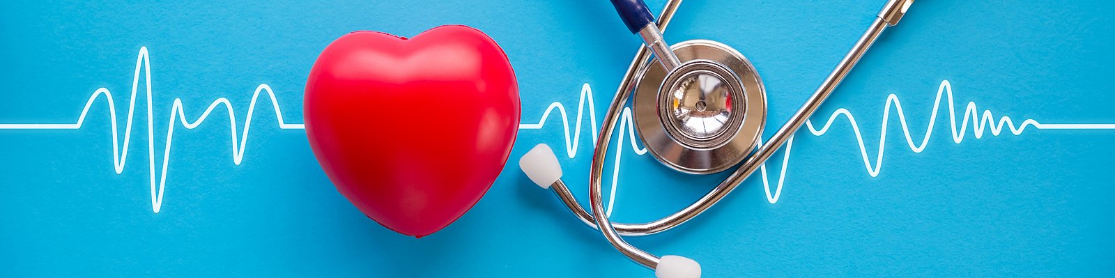Stethoskop und rotes Herz mit Kardiogramm